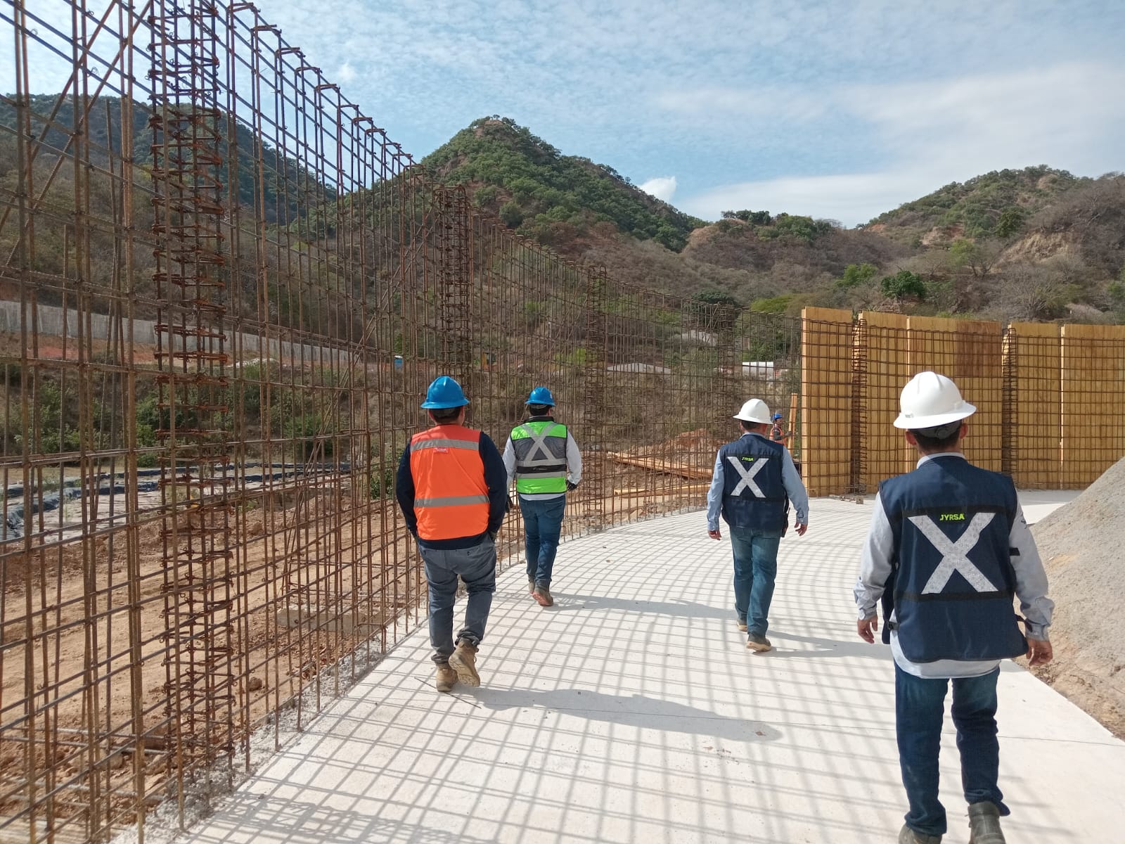 Equipo BCD supervisando obra civil en campo